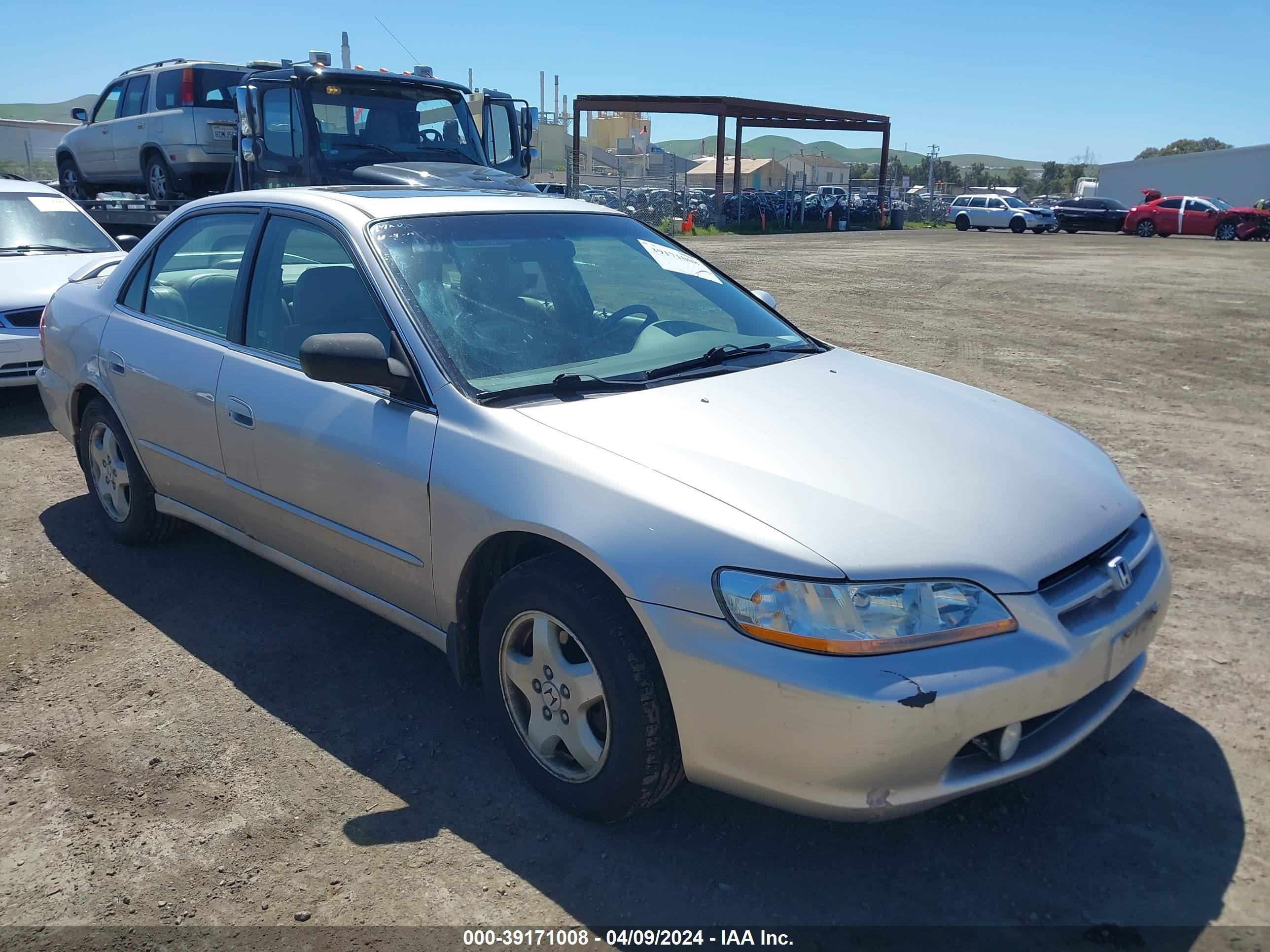 1HGCG1652WA001768  - HONDA ACCORD  1998 IMG - 0