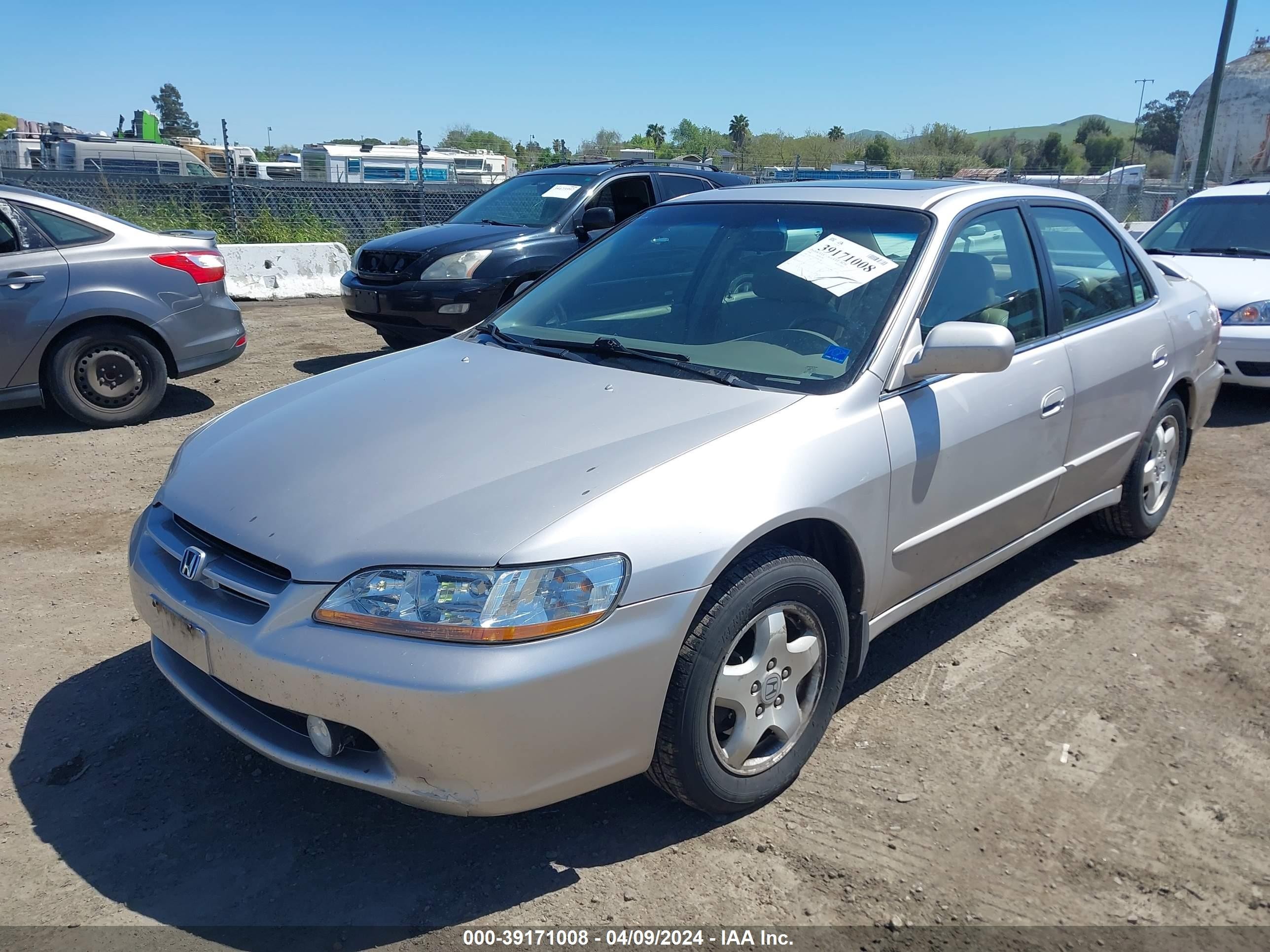 1HGCG1652WA001768  - HONDA ACCORD  1998 IMG - 1