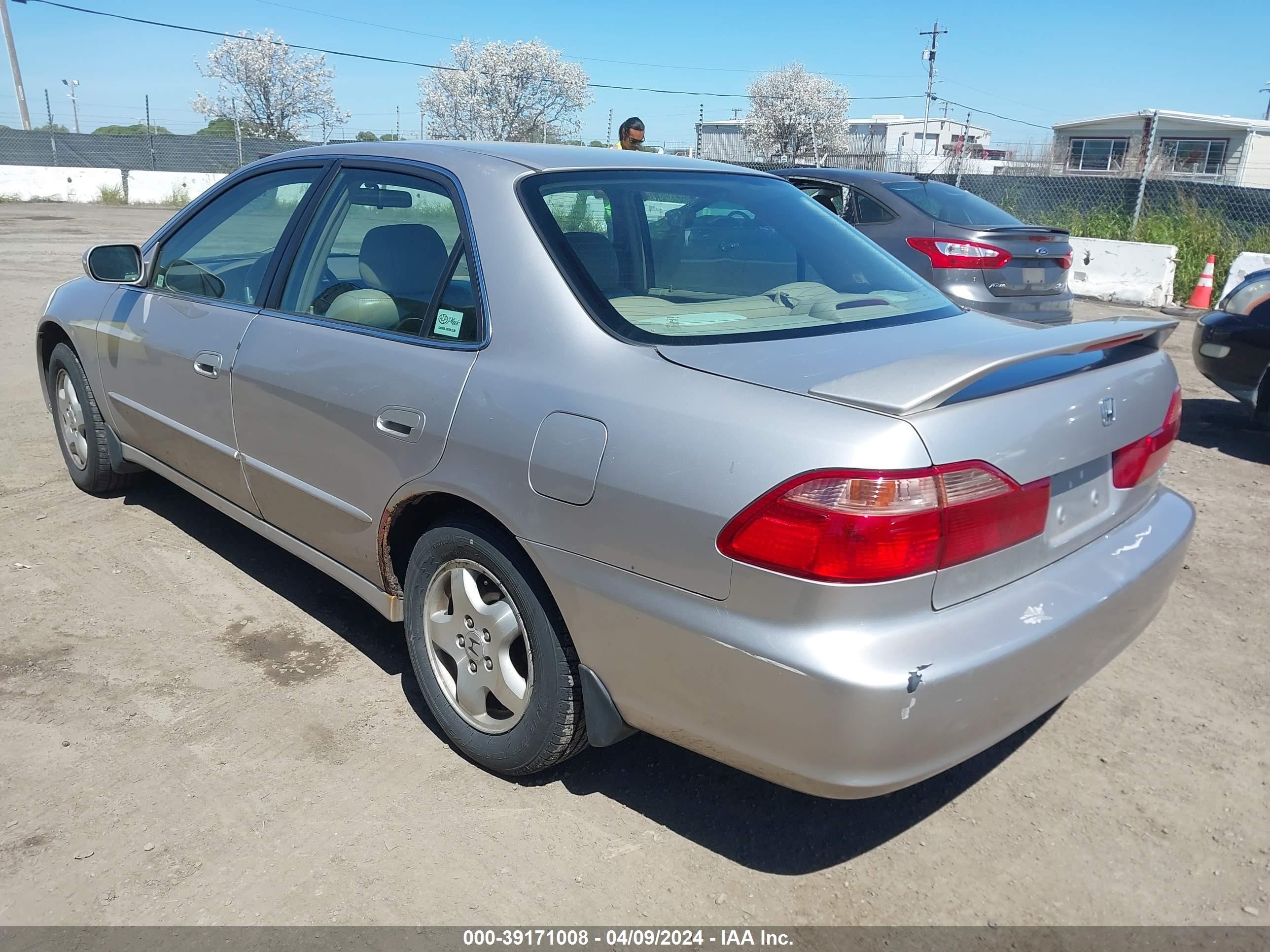 1HGCG1652WA001768  - HONDA ACCORD  1998 IMG - 2