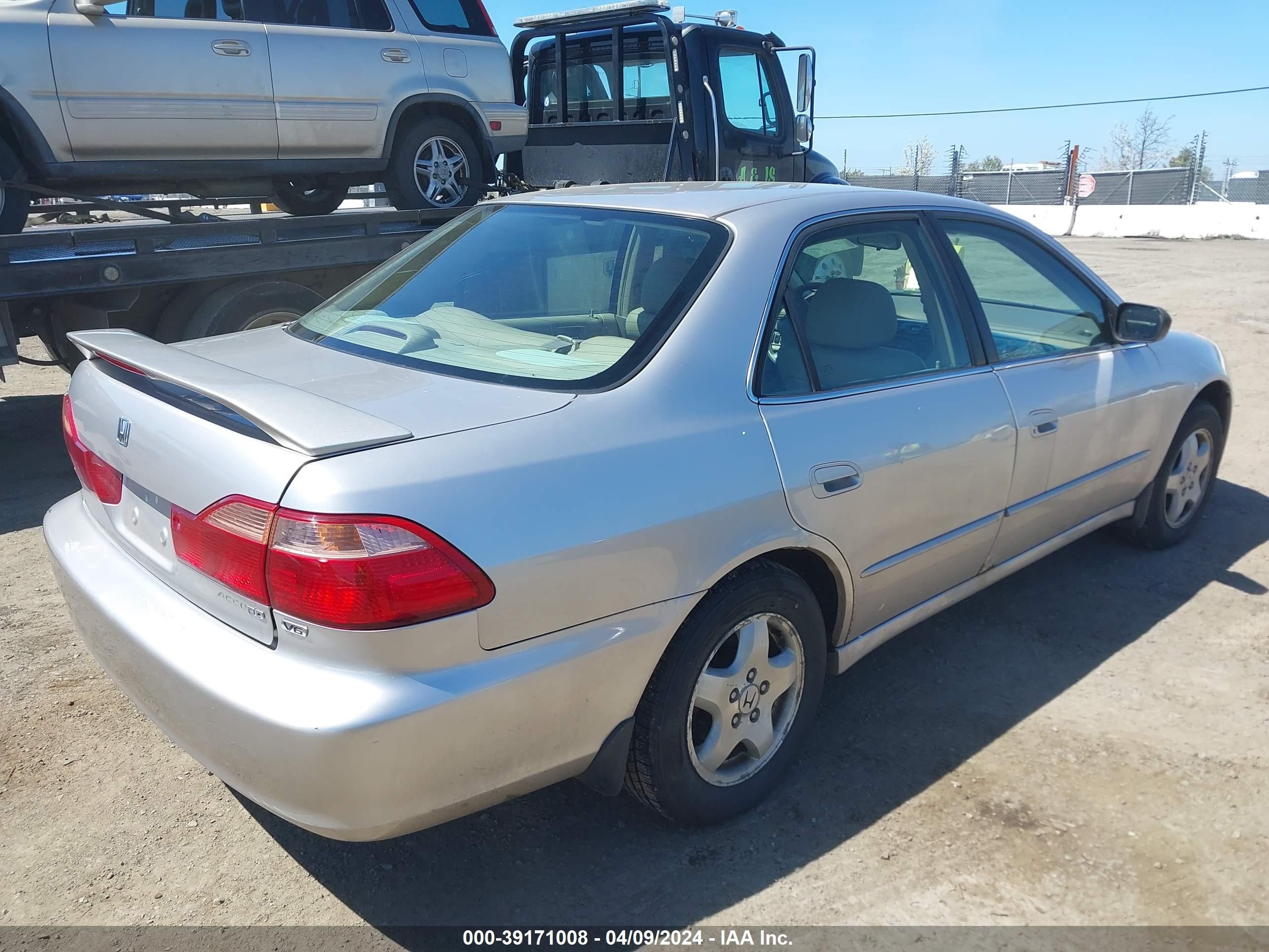 1HGCG1652WA001768  - HONDA ACCORD  1998 IMG - 3