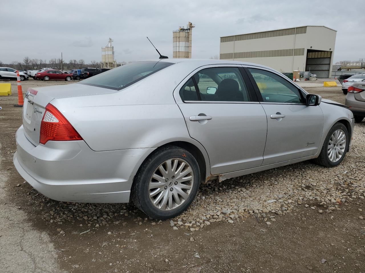 3FADP0L36BR266148  - FORD FUSION  2011 IMG - 2